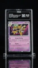 💜ALAKAZAM 2024 POKÉMON SCARLET VIOLET PREMIUM COSMOS HOLO TAG GRADE 8.5 #082💨